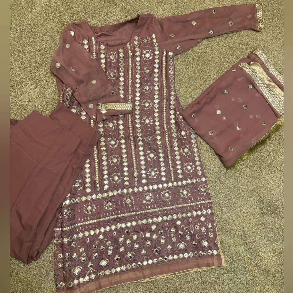 3pc Chiffon Dholki Suit Brand New Never Worn In MediumLarge 3pc Chiffon Dholki Suit Brand New Never Worn In MediumLarge